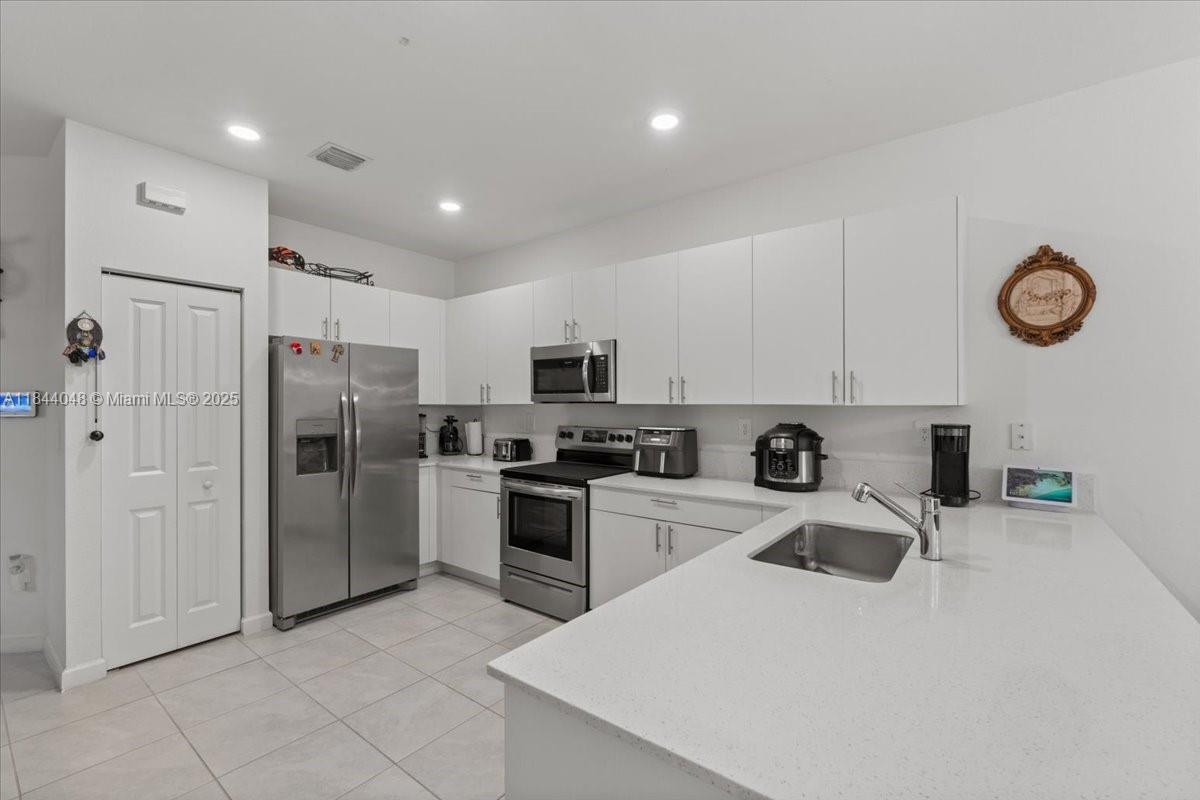 24717 4 / 3 1820 sq. ft. $ 2026-09-28 0 foto