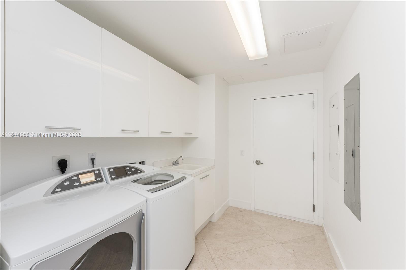 Photo of 2711 Ocean Dr  #3302, Hollywood, Florida, 33019 - 