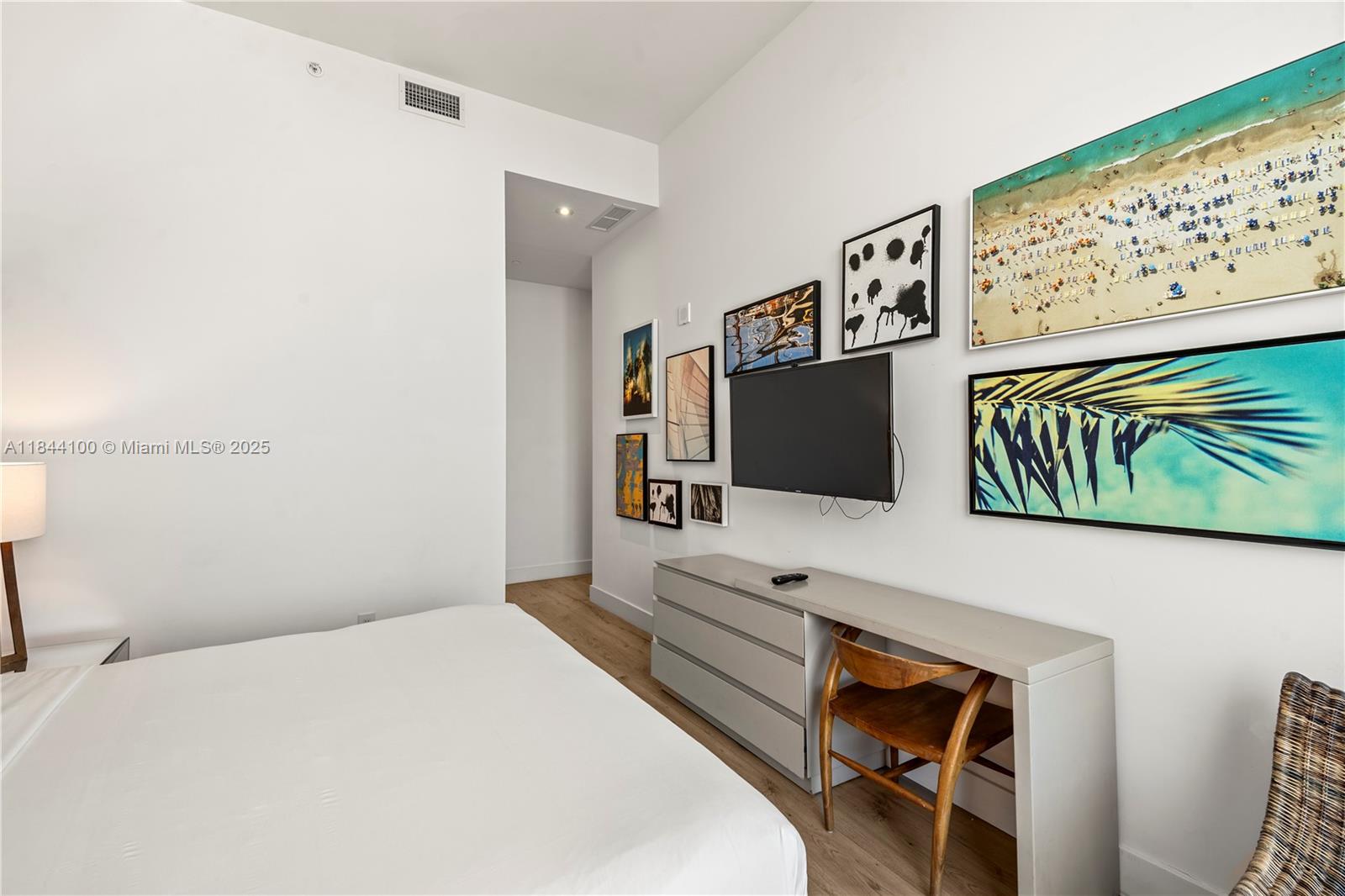 301 2 / 2 1172 sq. ft. $ 2025-07-21 0 Photo