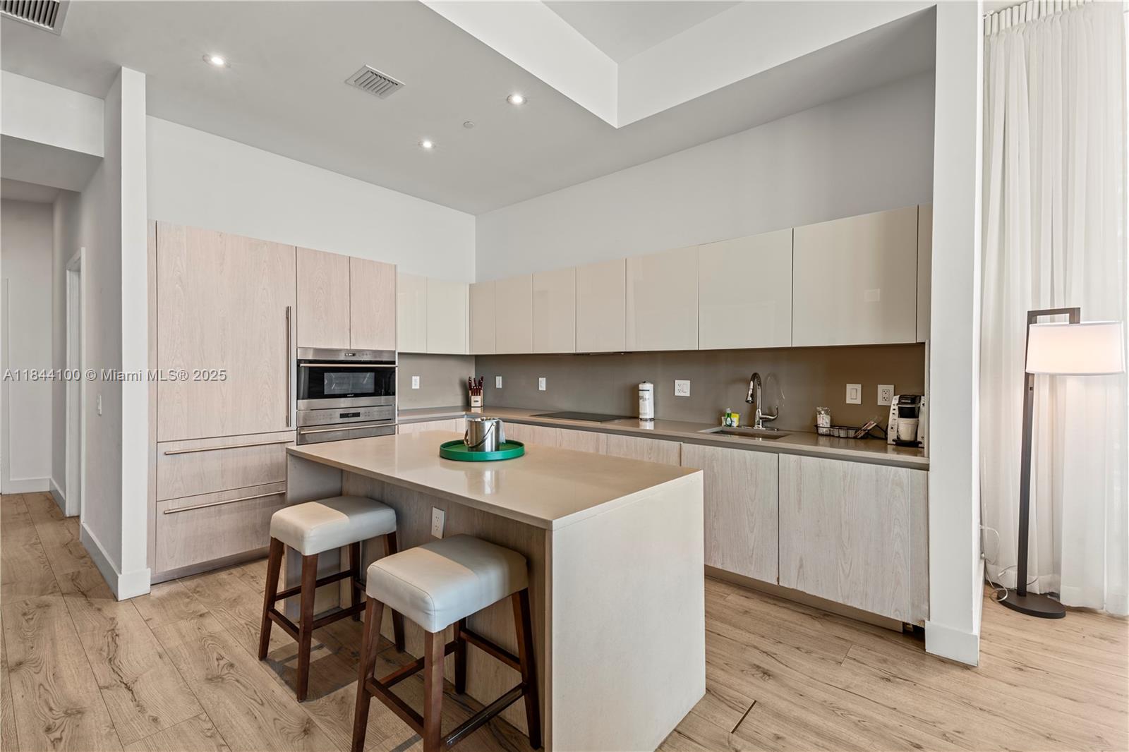 301 2 / 2 1172 sq. ft. $ 2025-07-21 0 Photo