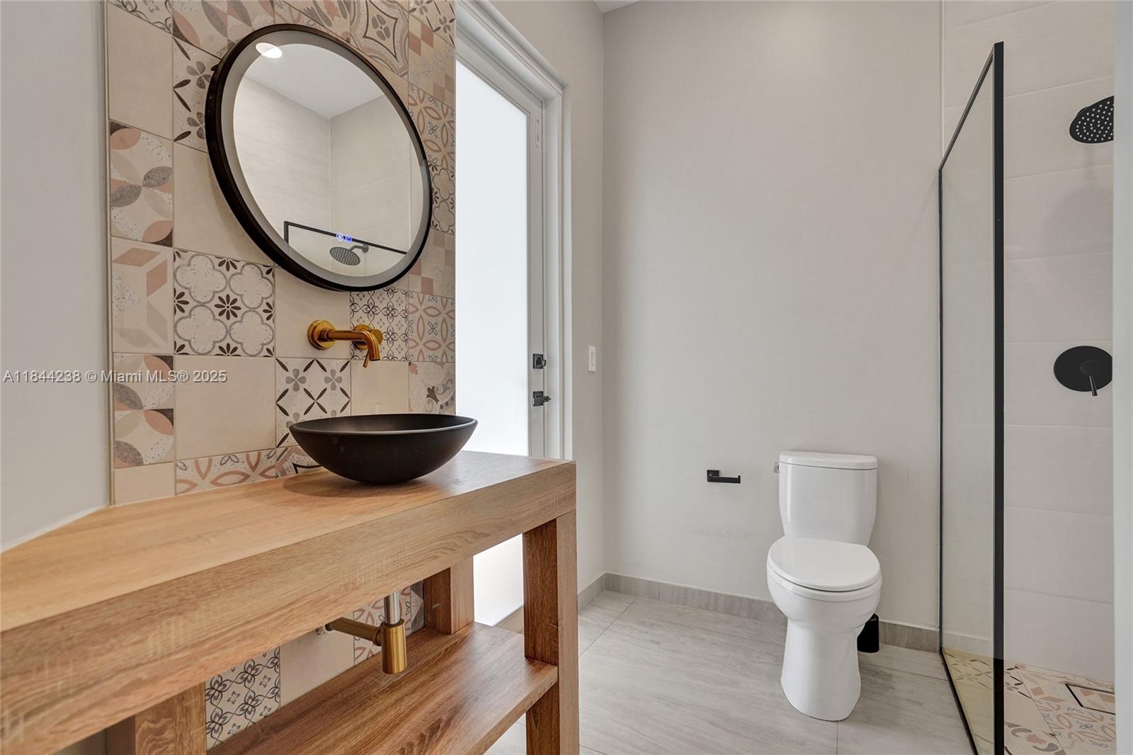 Photo of 3757 208th Ter  (3757), Aventura, Florida, 33180 - First floor full bathroom.