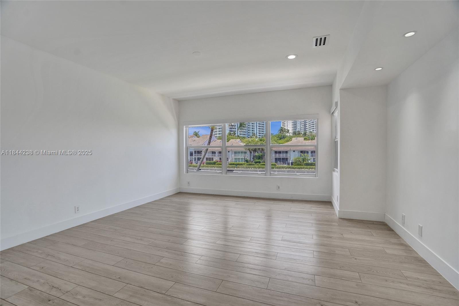 Photo of 3757 208th Ter  (3757), Aventura, Florida, 33180 - 
