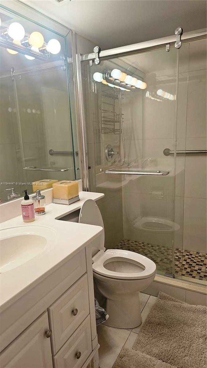 See details 9C 1 / 2 870 sq. ft. $ 2025-07-21 0 Photo