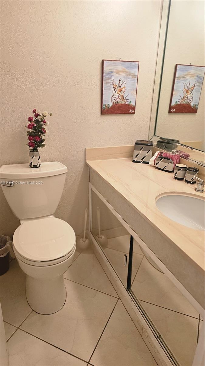 See details 9C 1 / 2 870 sq. ft. $ 2025-07-21 0 Photo
