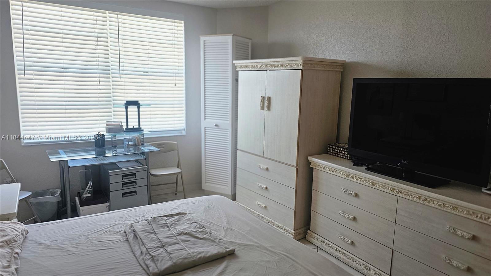 See details 9C 1 / 2 870 sq. ft. $ 2025-07-21 0 Photo
