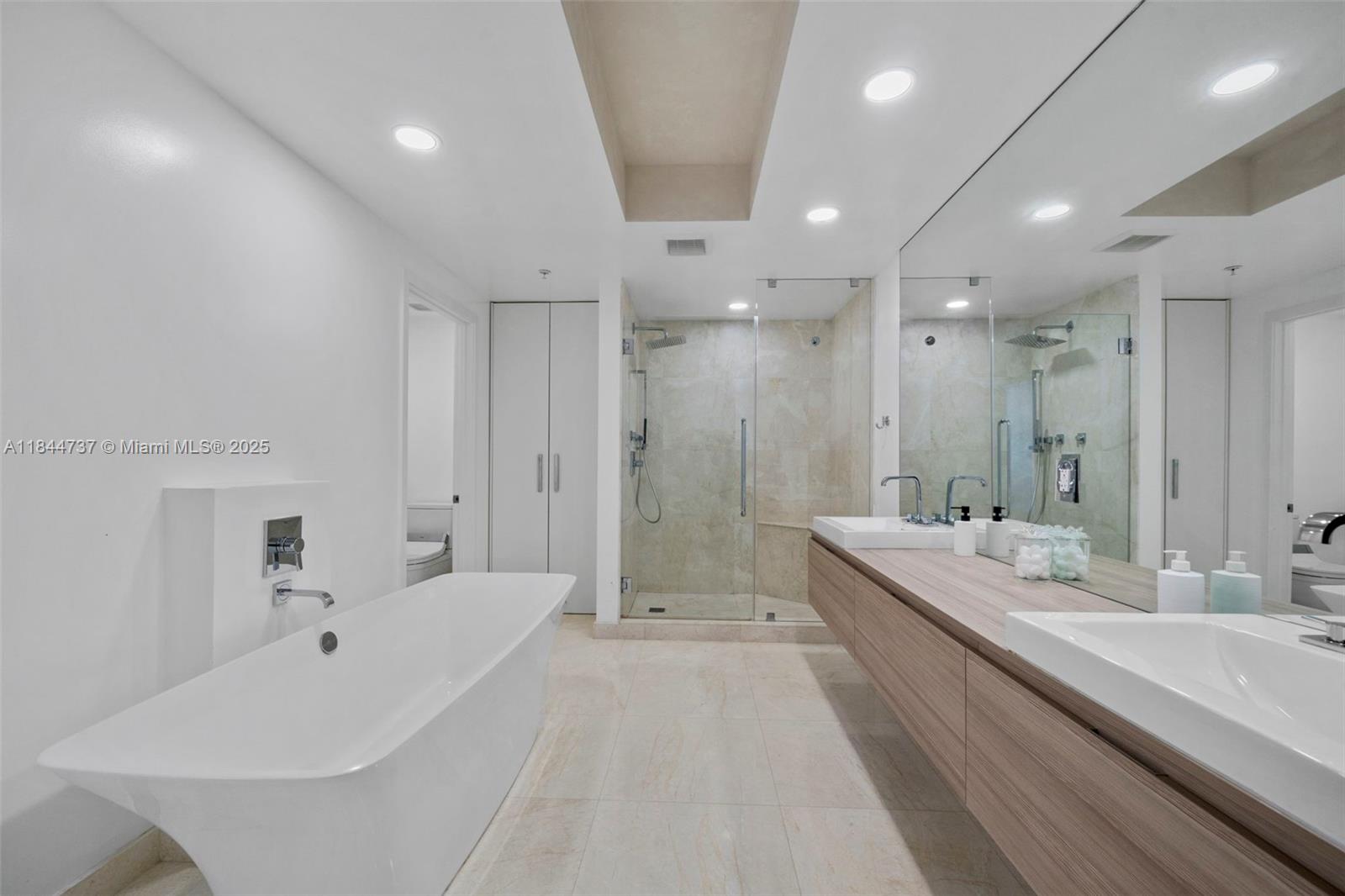 Photo of 17111 Biscayne Blvd  #806, North Miami Beach, Florida, 33160 - 