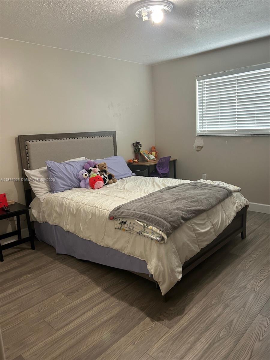 Ver detalles 9410 5 / 3 2820 sq. ft. $ 2025-08-15 0 foto