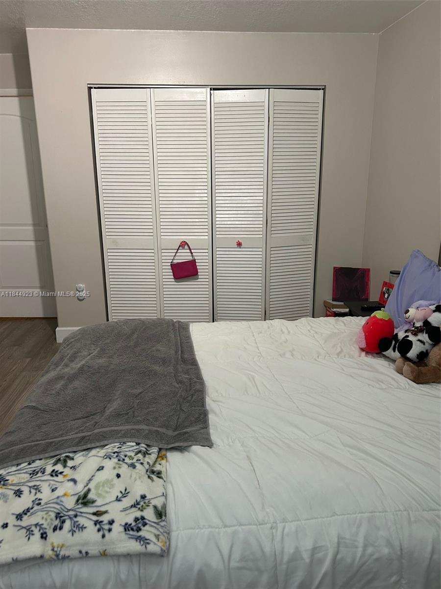 Ver detalles 9410 5 / 3 2820 sq. ft. $ 2025-08-15 0 foto