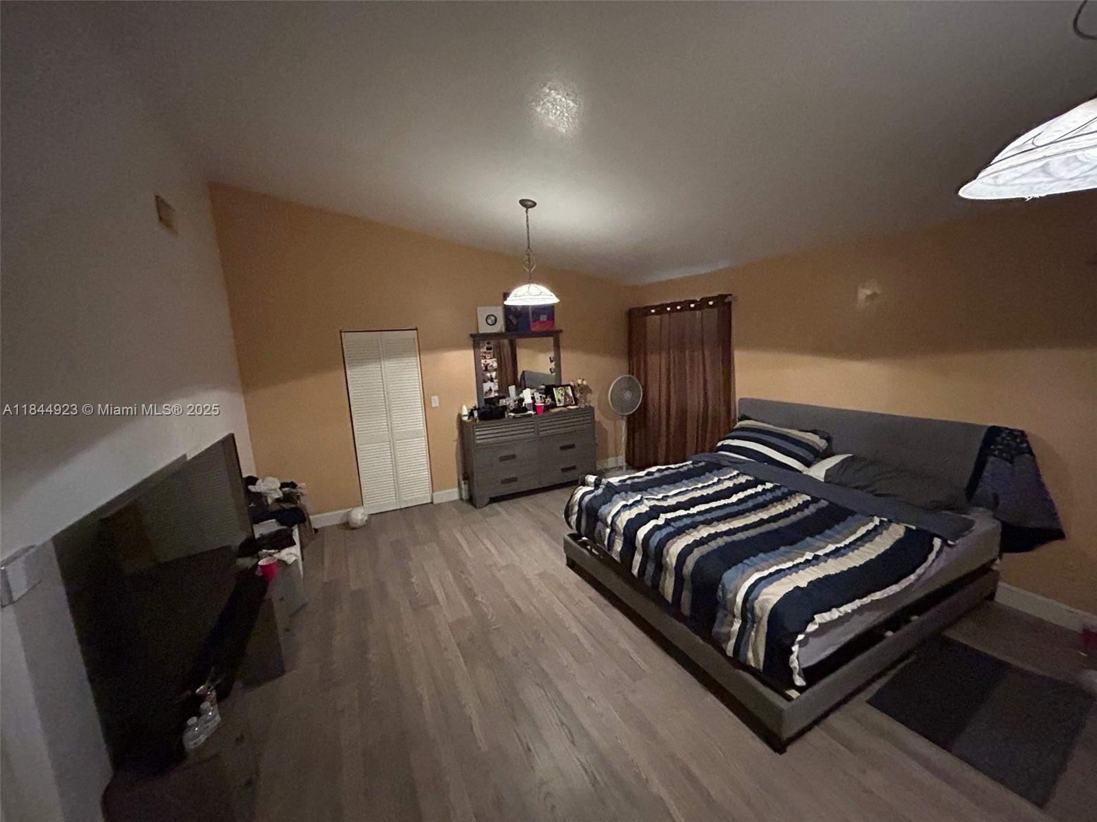 Ver detalles 9410 5 / 3 2820 sq. ft. $ 2025-08-15 0 foto