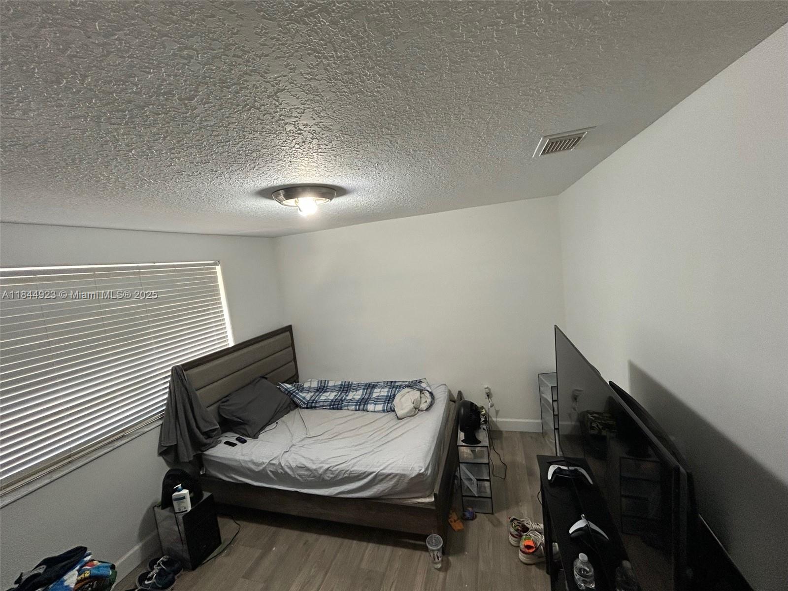 Ver detalles 9410 5 / 3 2820 sq. ft. $ 2025-08-15 0 foto