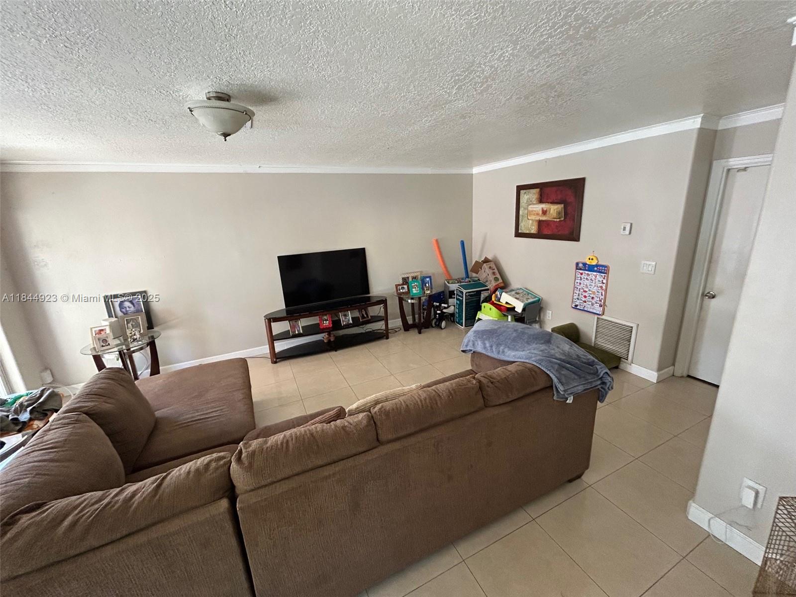 Ver detalles 9410 5 / 3 2820 sq. ft. $ 2025-08-15 0 foto