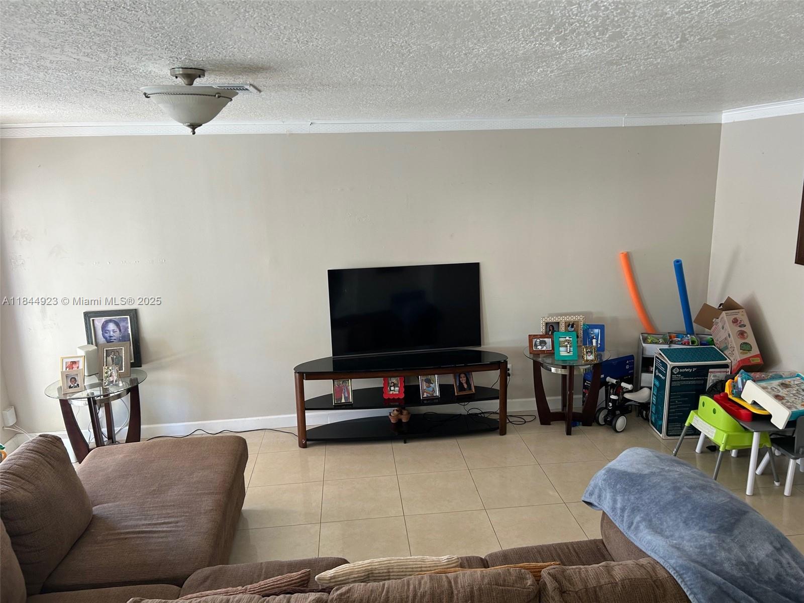 Ver detalles 9410 5 / 3 2820 sq. ft. $ 2025-08-15 0 foto