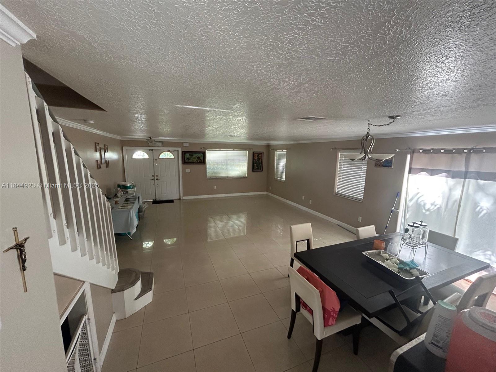 Ver detalles 9410 5 / 3 2820 sq. ft. $ 2025-08-15 0 foto