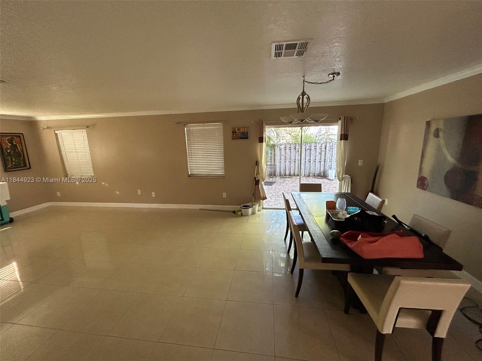 Ver detalles 9410 5 / 3 2820 sq. ft. $ 2025-08-15 0 foto