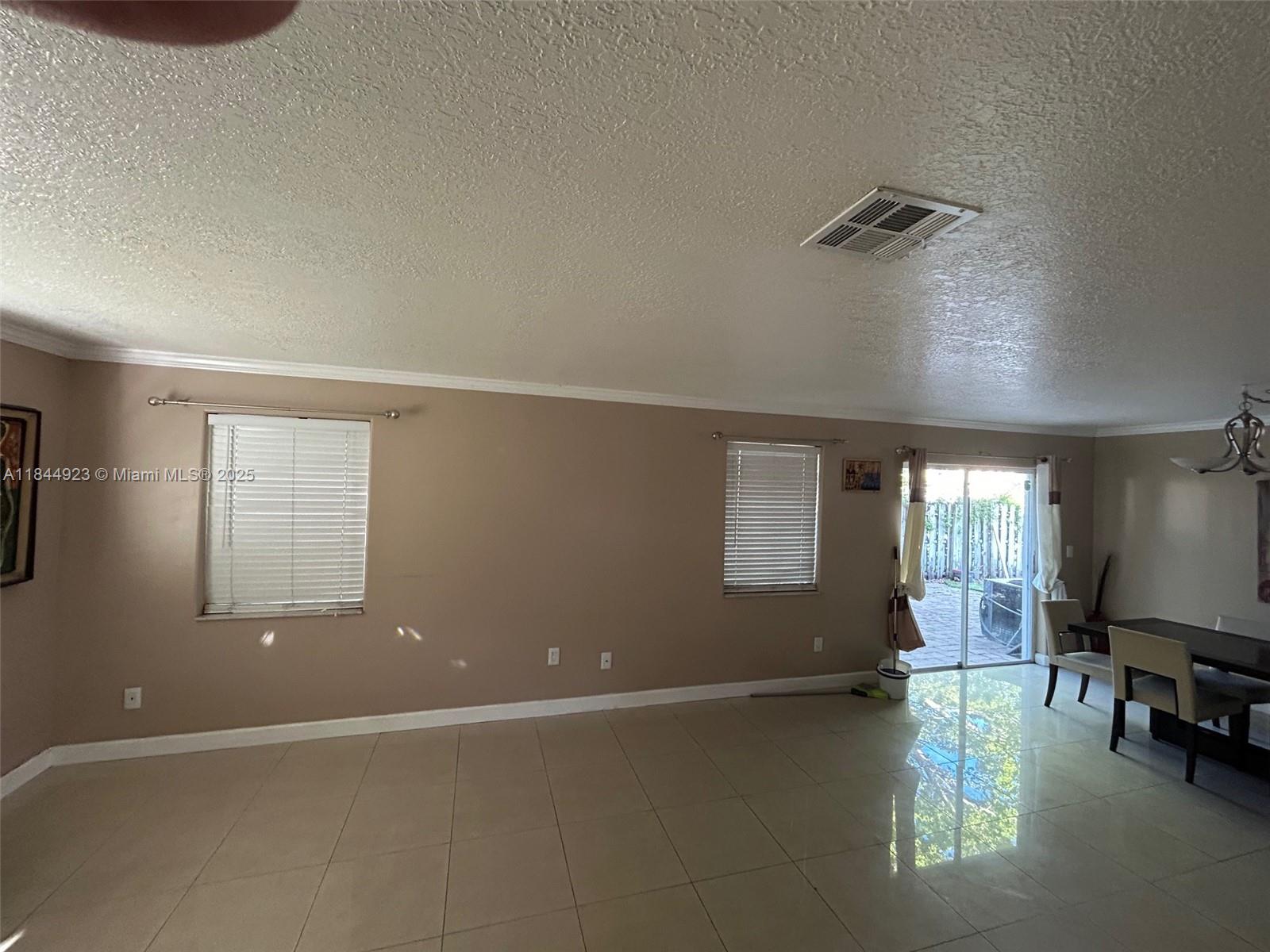 Ver detalles 9410 5 / 3 2820 sq. ft. $ 2025-08-15 0 foto