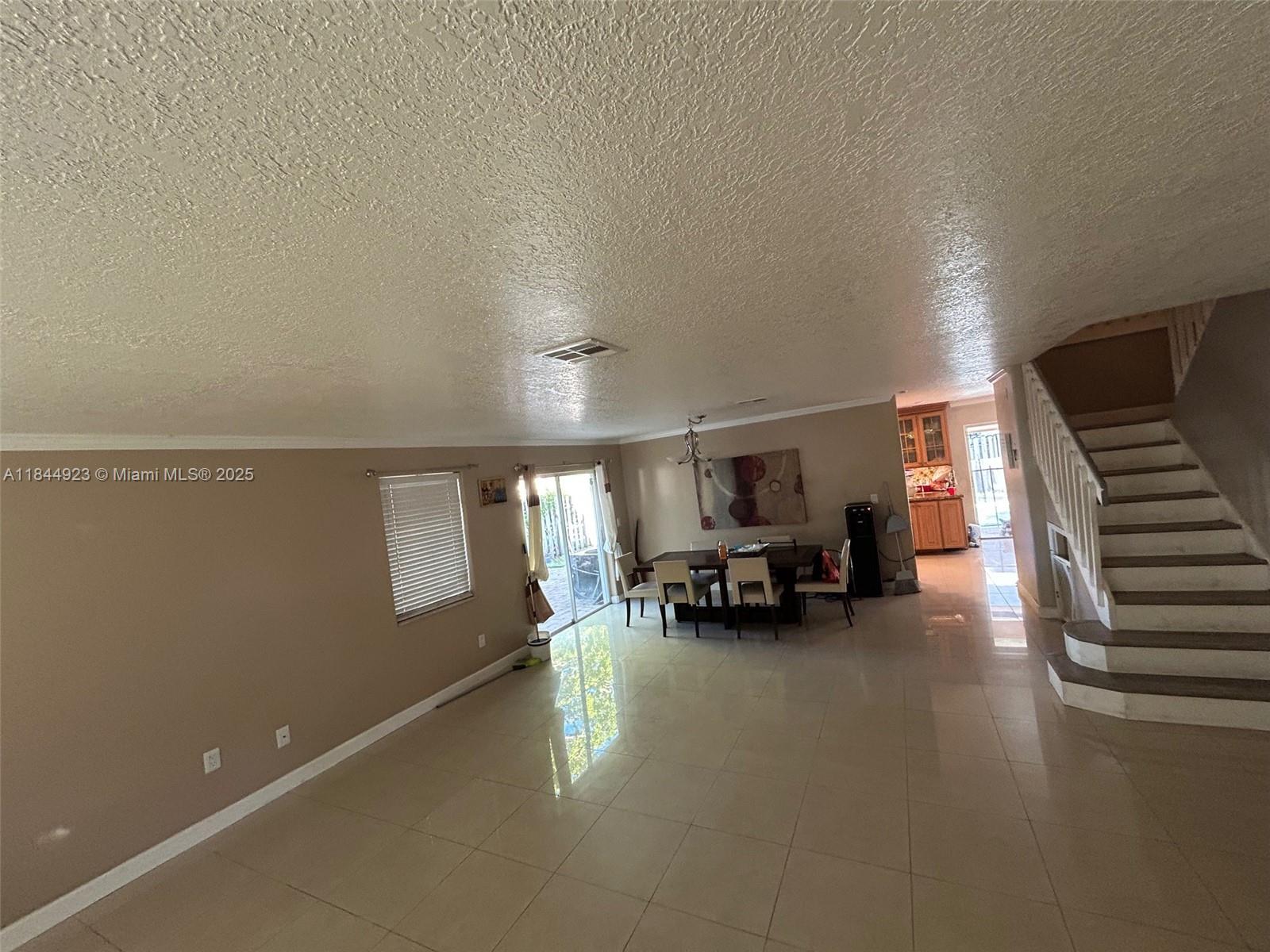 Ver detalles 9410 5 / 3 2820 sq. ft. $ 2025-08-15 0 foto