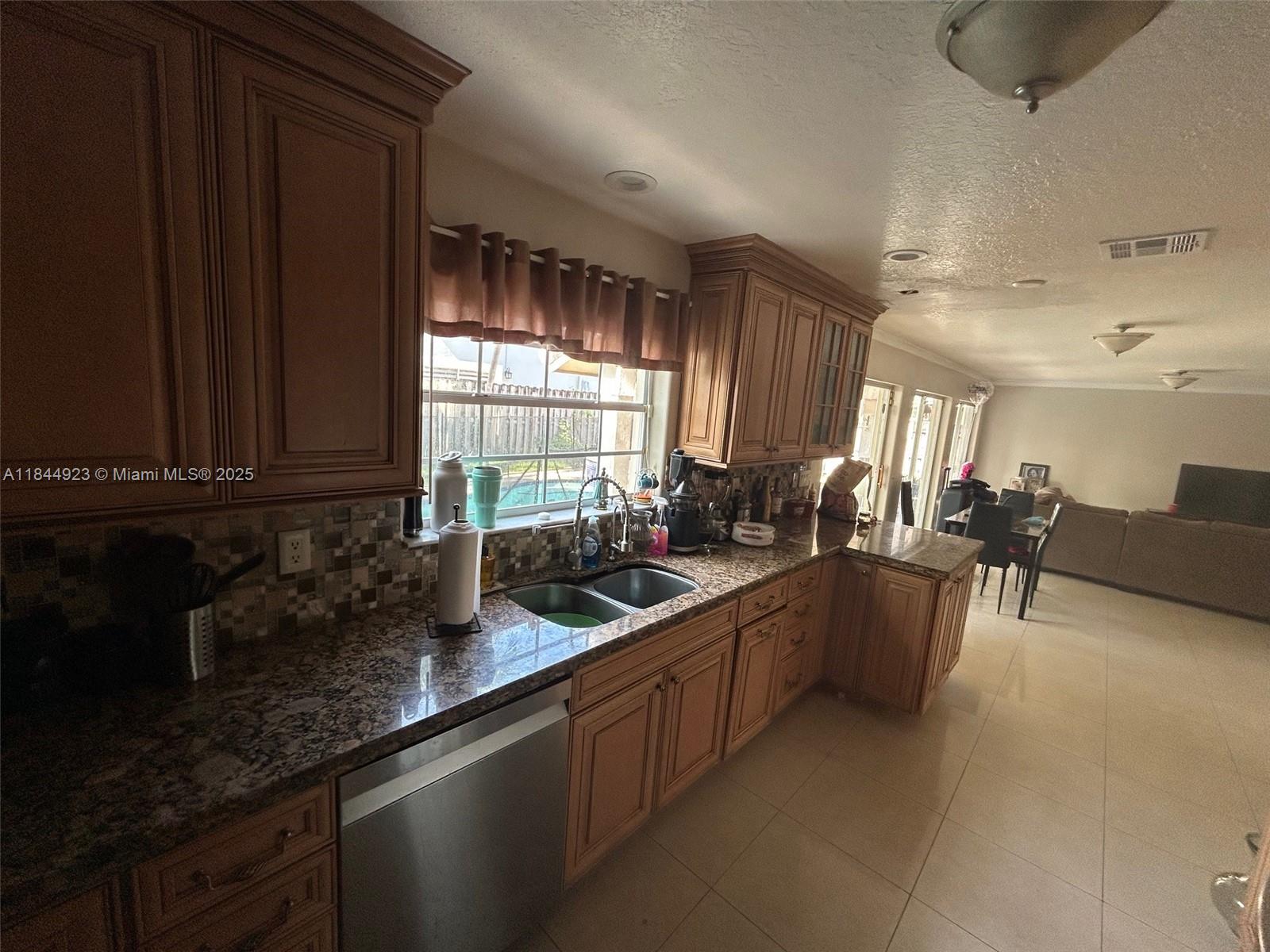 Ver detalles 9410 5 / 3 2820 sq. ft. $ 2025-08-15 0 foto