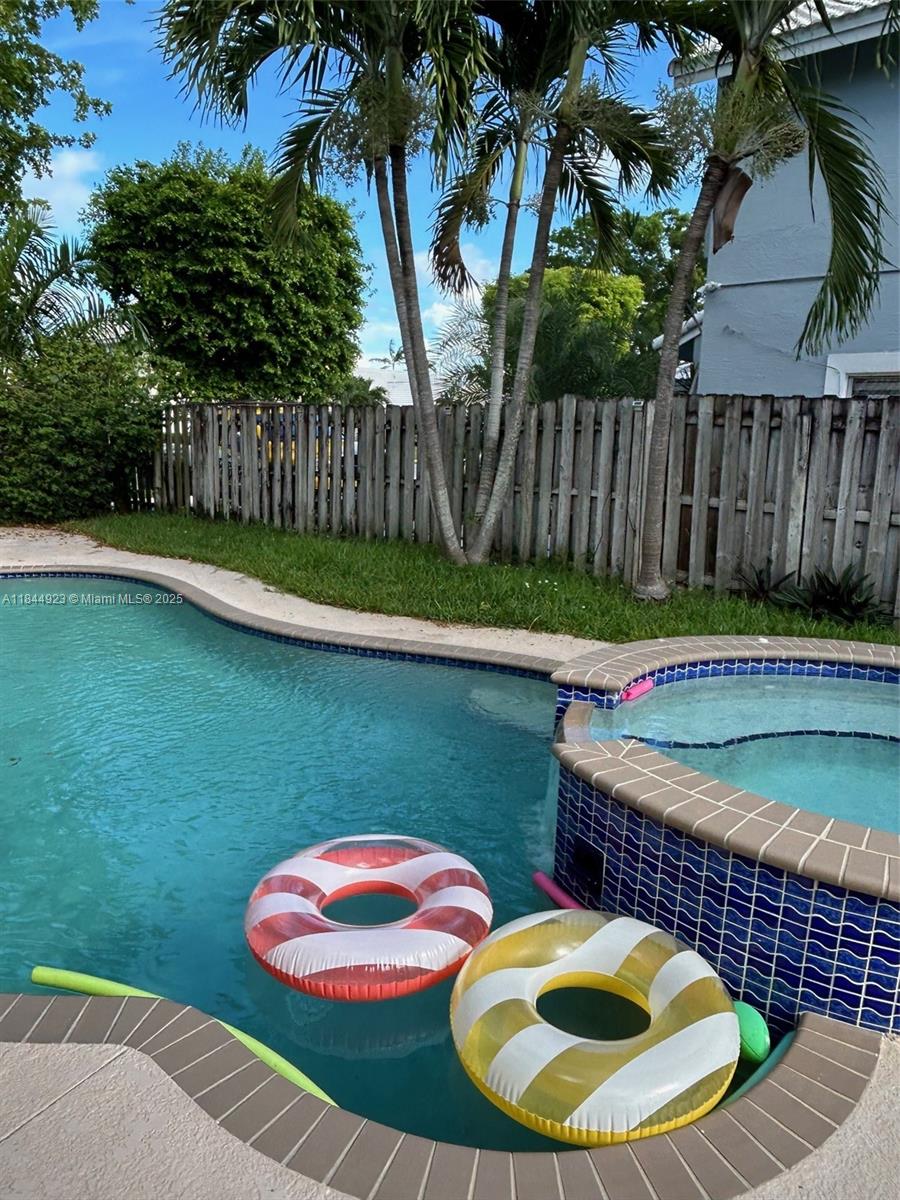 Ver detalles 9410 5 / 3 2820 sq. ft. $ 2025-08-15 0 foto