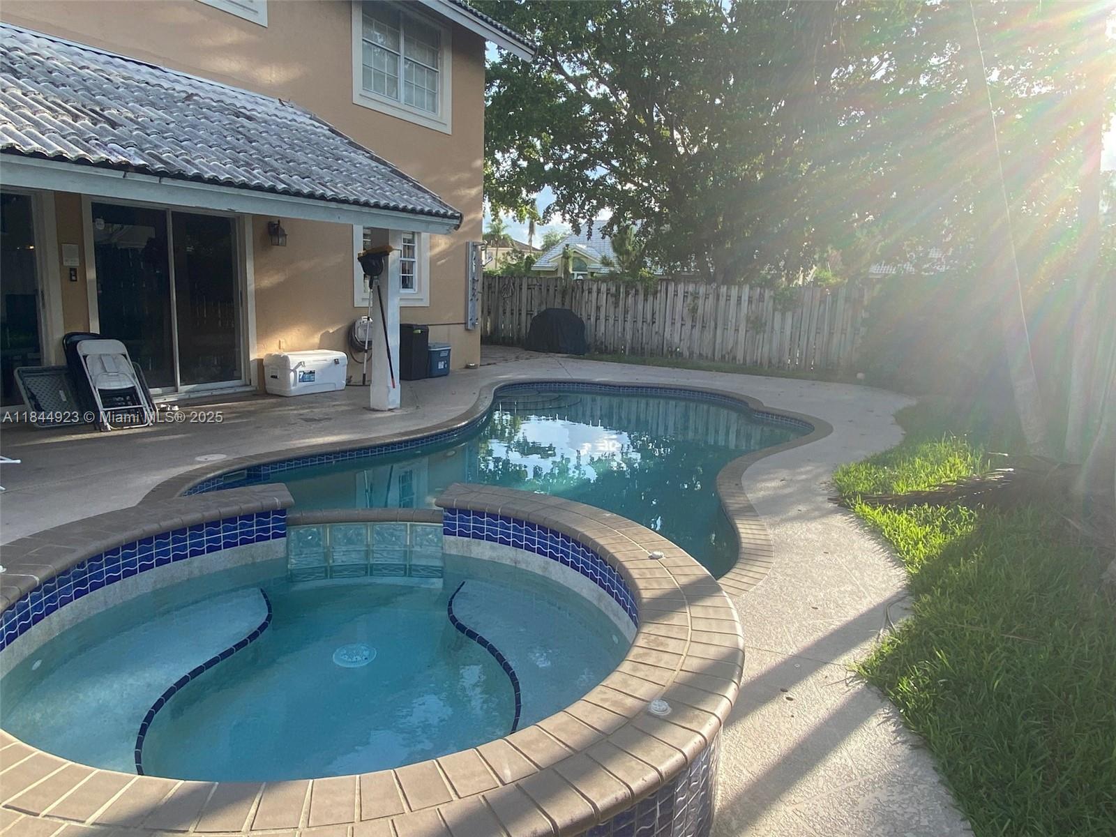 Ver detalles 9410 5 / 3 2820 sq. ft. $ 2025-08-15 0 foto