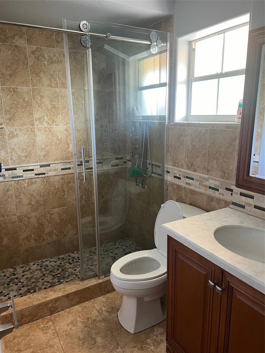 Ver detalles 9410 5 / 3 2820 sq. ft. $ 2025-08-15 0 foto