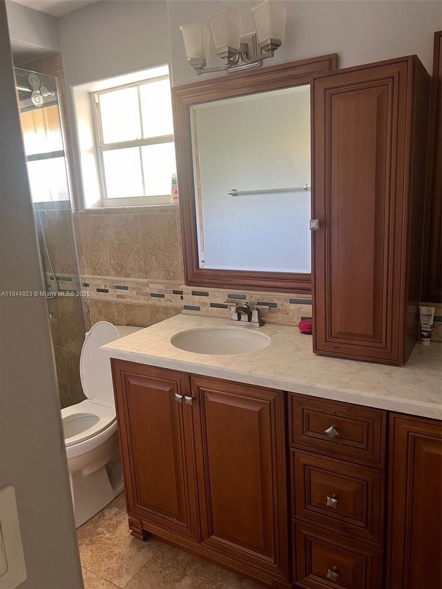 Ver detalles 9410 5 / 3 2820 sq. ft. $ 2025-08-15 0 foto