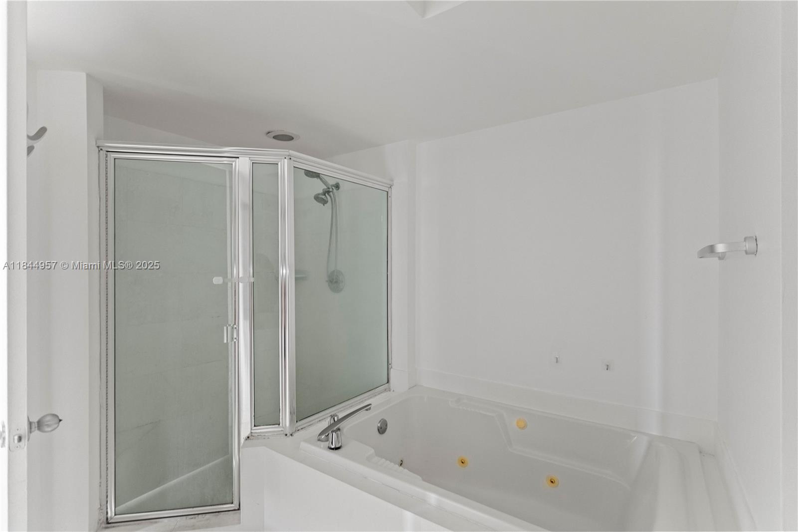 Photo of 20185 Country Club Dr  #502, Aventura, Florida, 33180 - 
