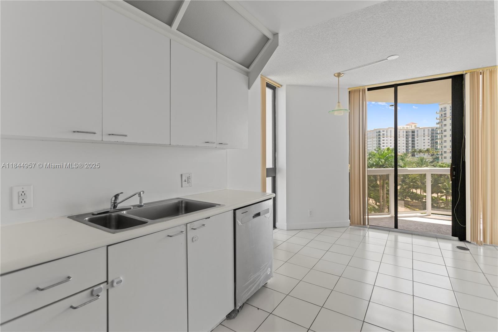 Photo of 20185 Country Club Dr  #502, Aventura, Florida, 33180 - 