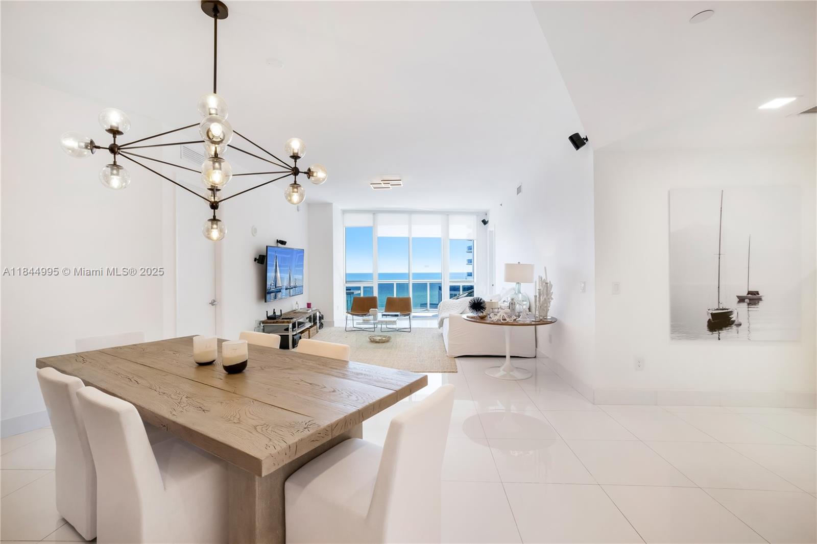 See details 707 2 / 3 2106 sq. ft. $ 2025-08-08 0 Photo