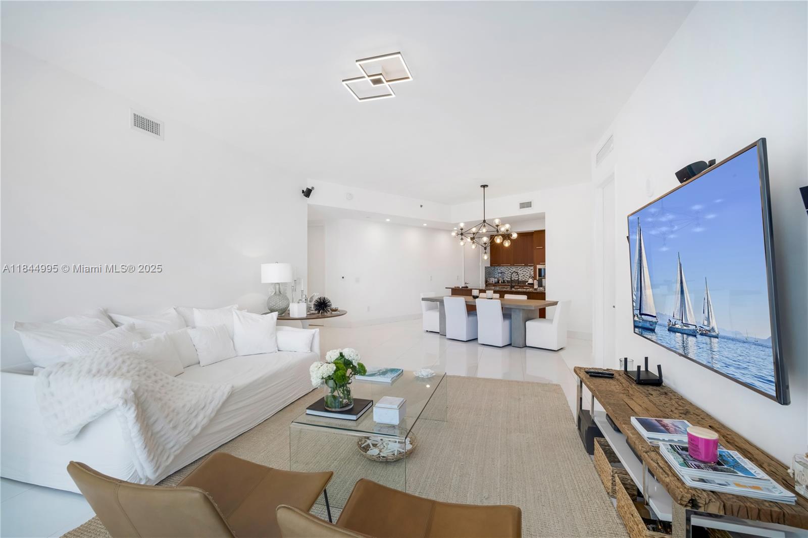 See details 707 2 / 3 2106 sq. ft. $ 2025-08-08 0 Photo