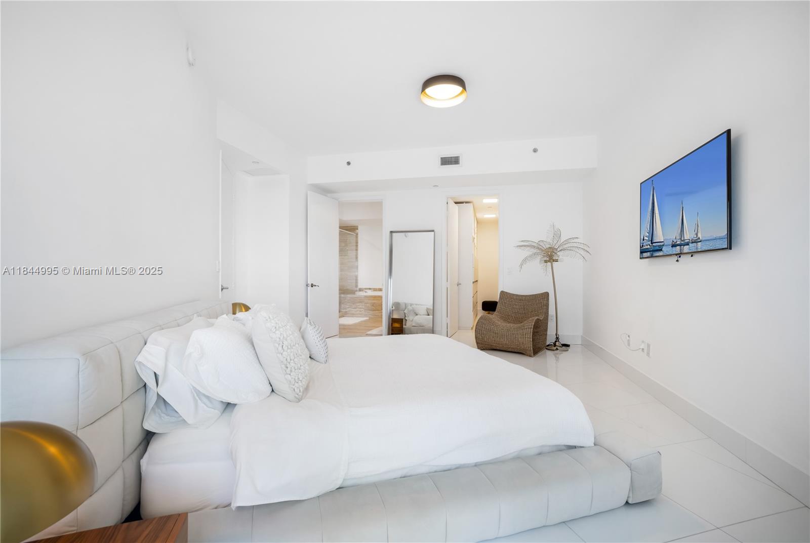 See details 707 2 / 3 2106 sq. ft. $ 2025-08-08 0 Photo