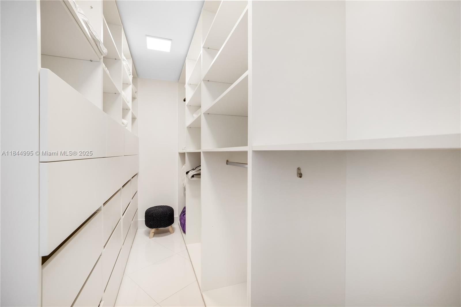 See details 707 2 / 3 2106 sq. ft. $ 2025-08-08 0 Photo