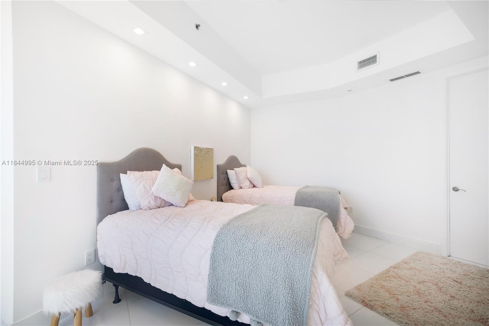 See details 707 2 / 3 2106 sq. ft. $ 2025-08-08 0 Photo