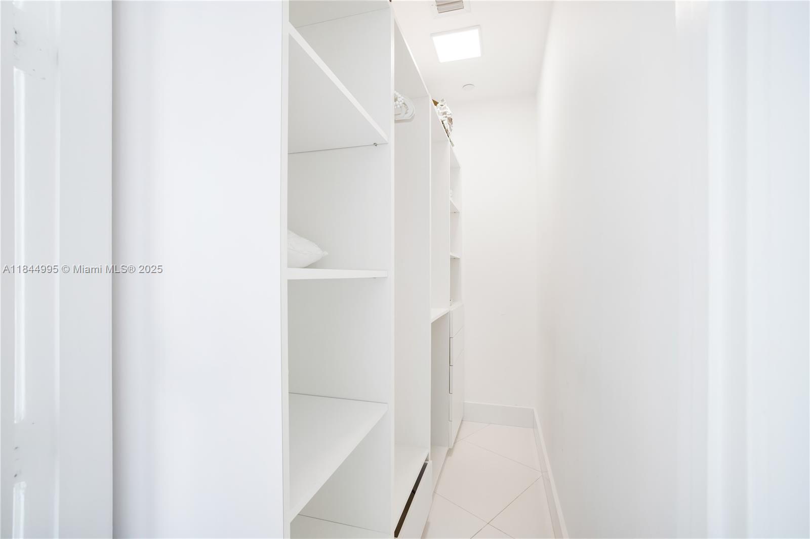 See details 707 2 / 3 2106 sq. ft. $ 2025-08-08 0 Photo