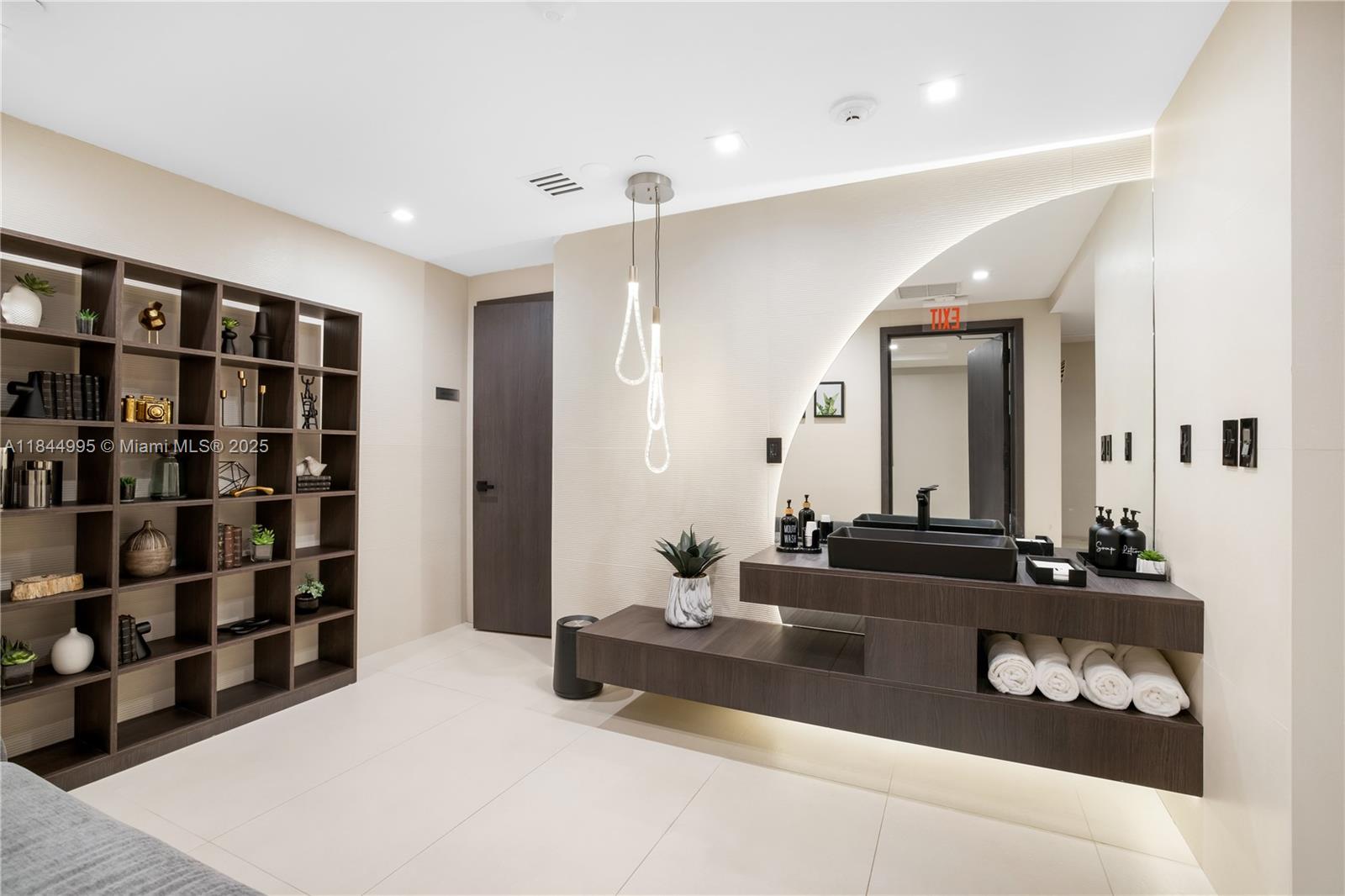 See details 707 2 / 3 2106 sq. ft. $ 2025-08-08 0 Photo