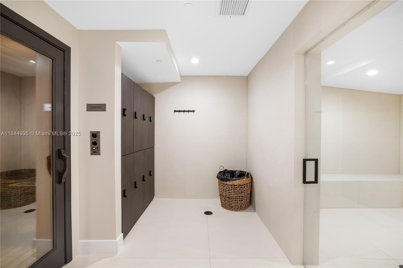 See details 707 2 / 3 2106 sq. ft. $ 2025-08-08 0 Photo