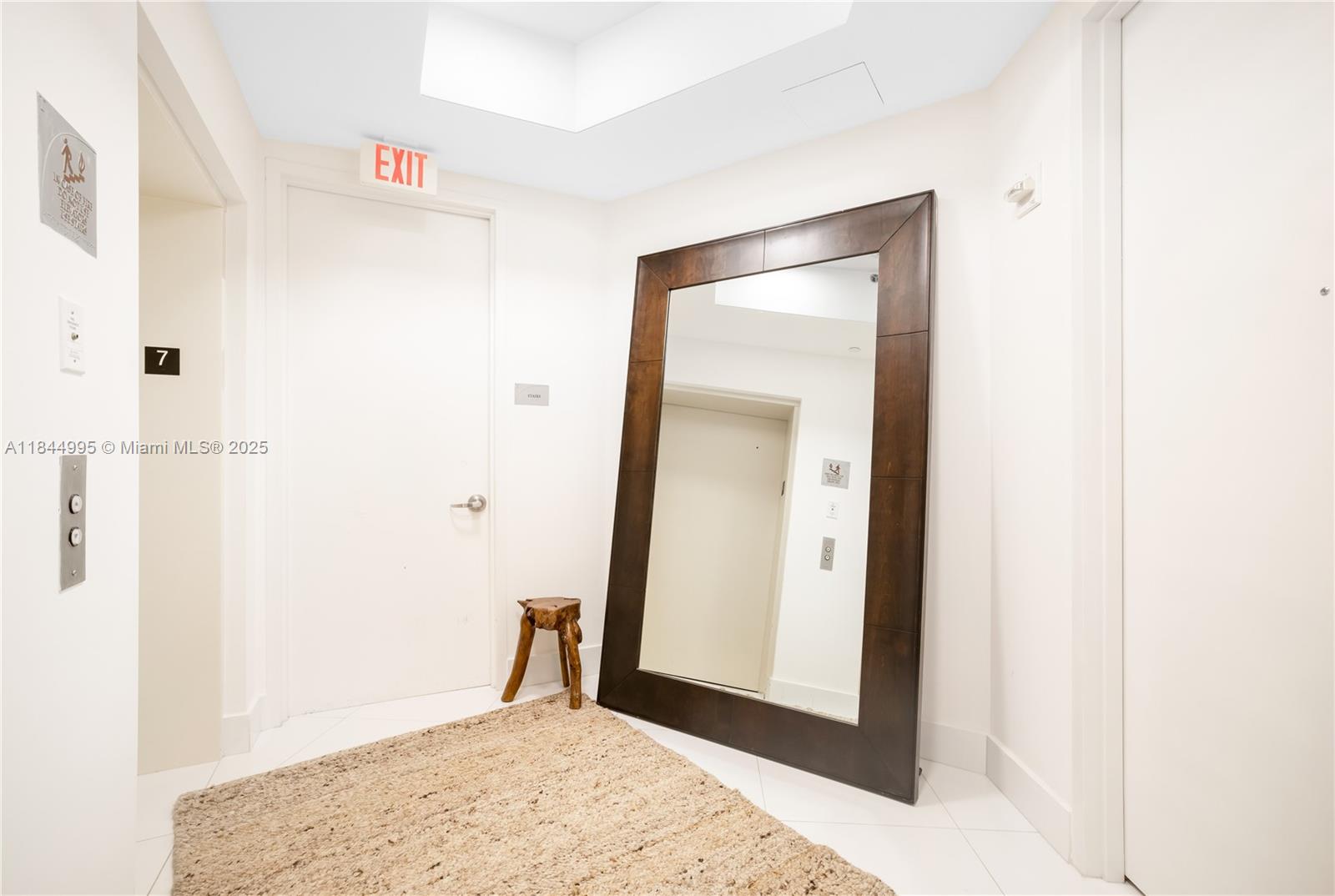 See details 707 2 / 3 2106 sq. ft. $ 2025-08-08 0 Photo