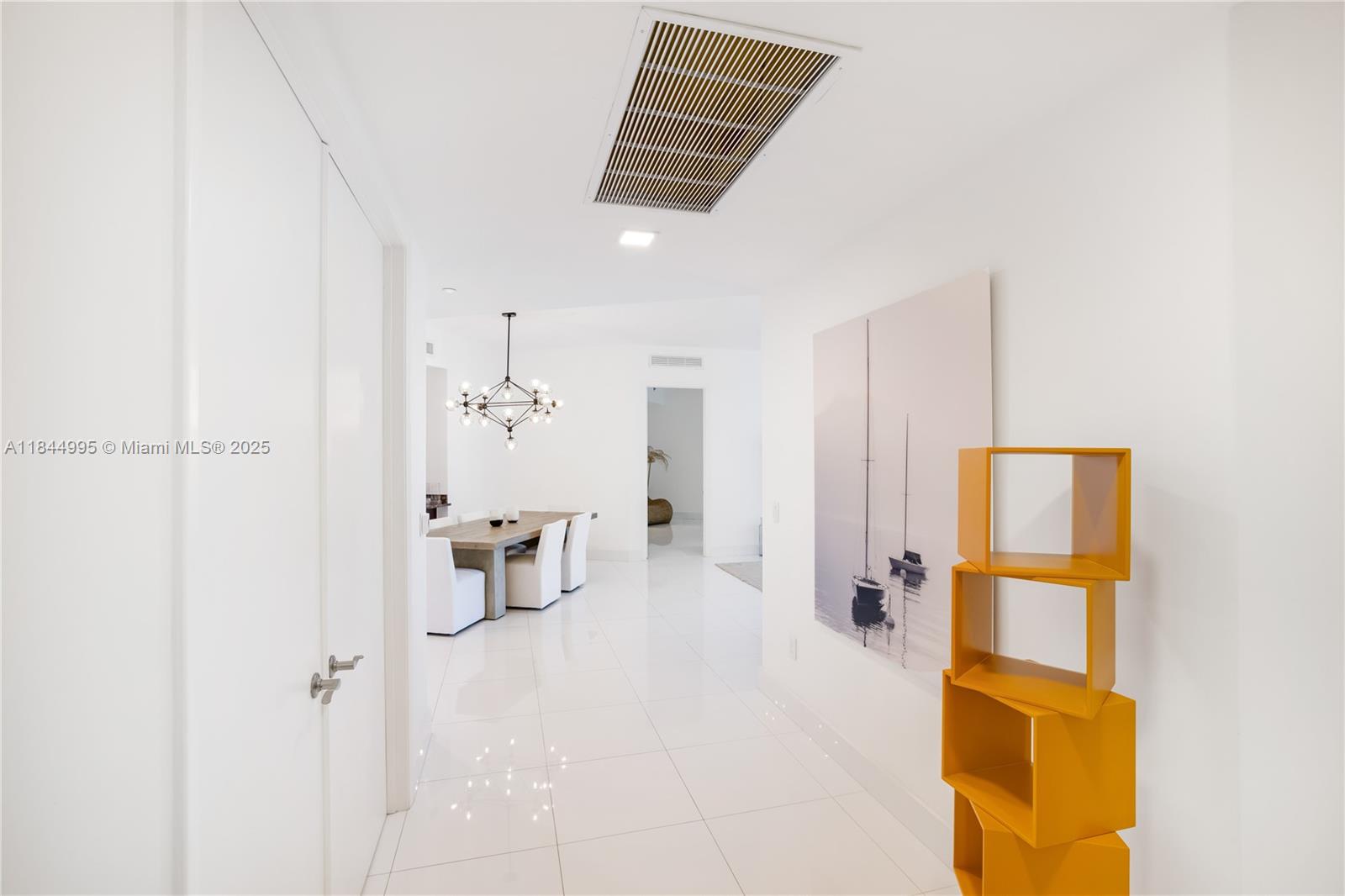 See details 707 2 / 3 2106 sq. ft. $ 2025-08-08 0 Photo