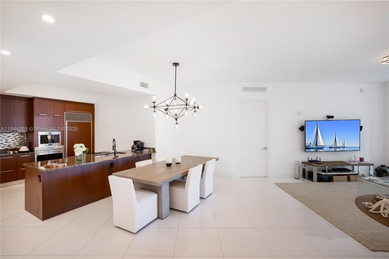 See details 707 2 / 3 2106 sq. ft. $ 2025-08-08 0 Photo