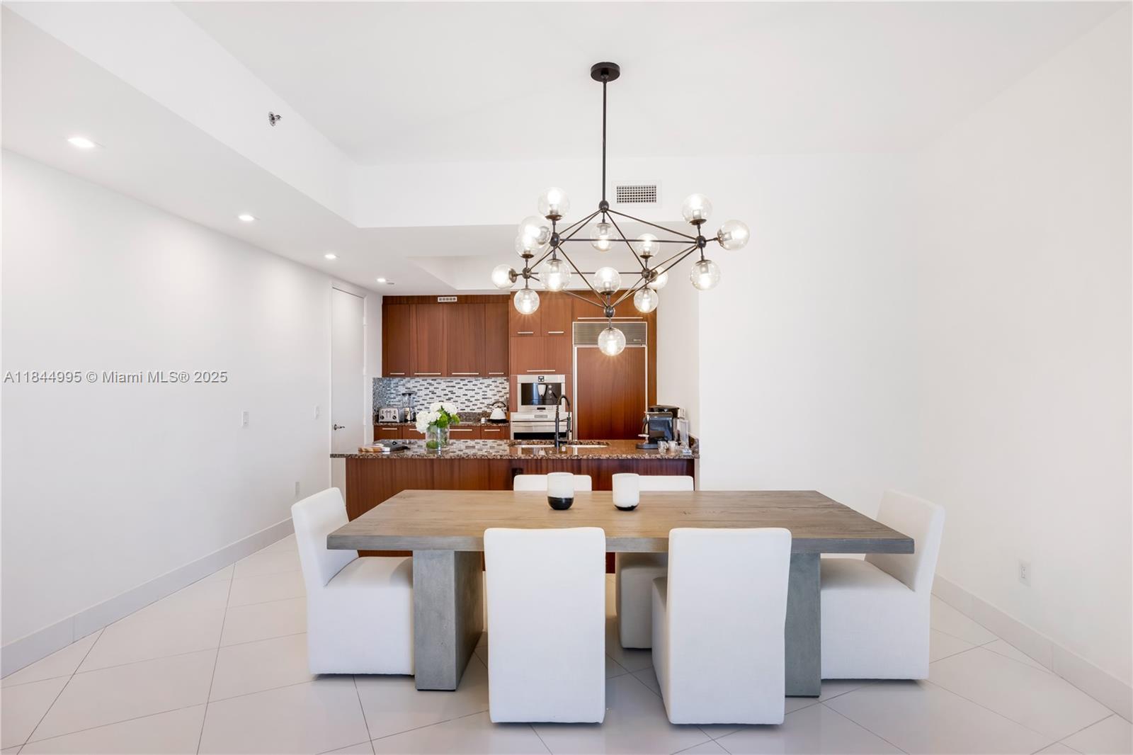See details 707 2 / 3 2106 sq. ft. $ 2025-08-08 0 Photo