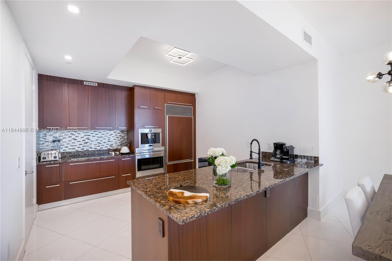 See details 707 2 / 3 2106 sq. ft. $ 2025-08-08 0 Photo