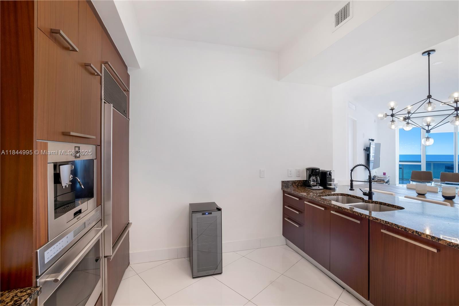 See details 707 2 / 3 2106 sq. ft. $ 2025-08-08 0 Photo