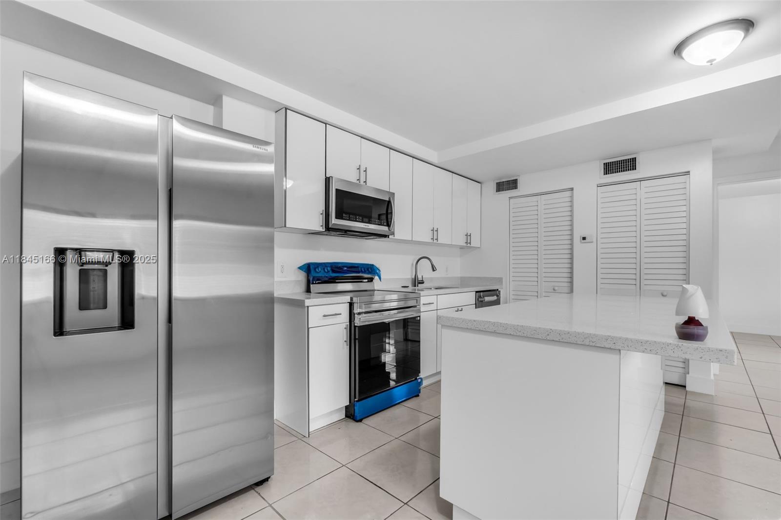 See details / 3228 sq. ft. $ 2025-07-22 0 Photo