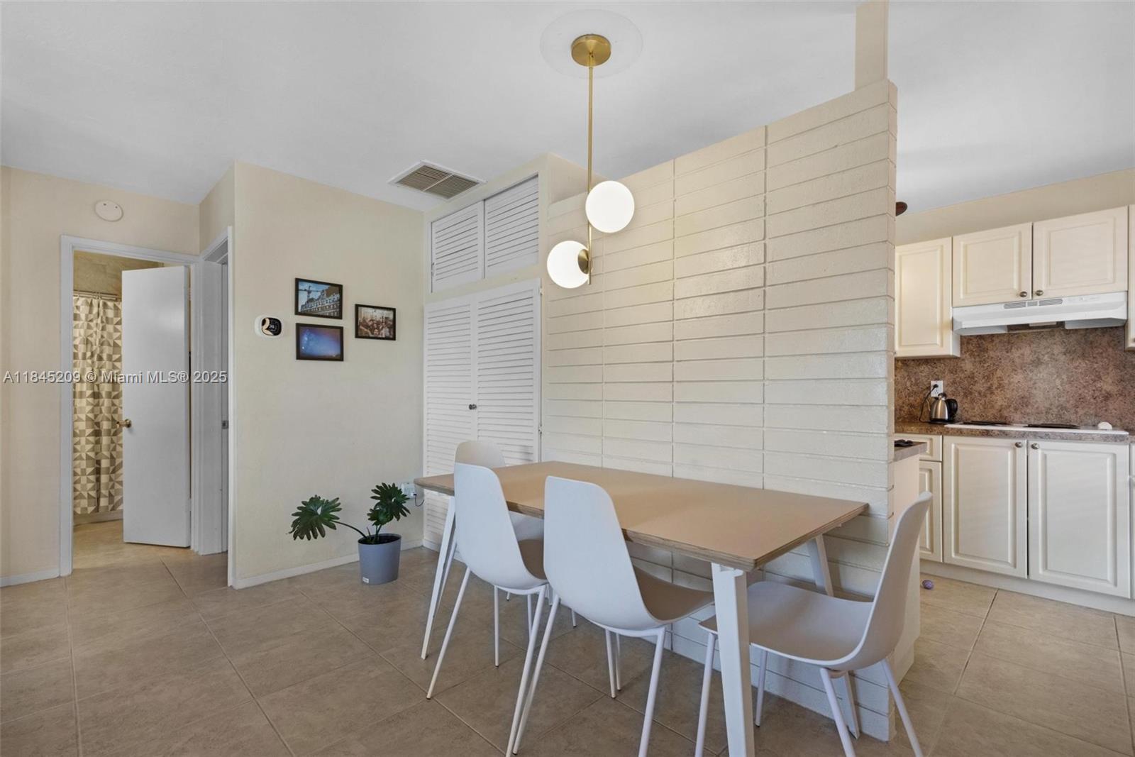 See details / 1828 sq. ft. $ 2025-07-22 0 Photo