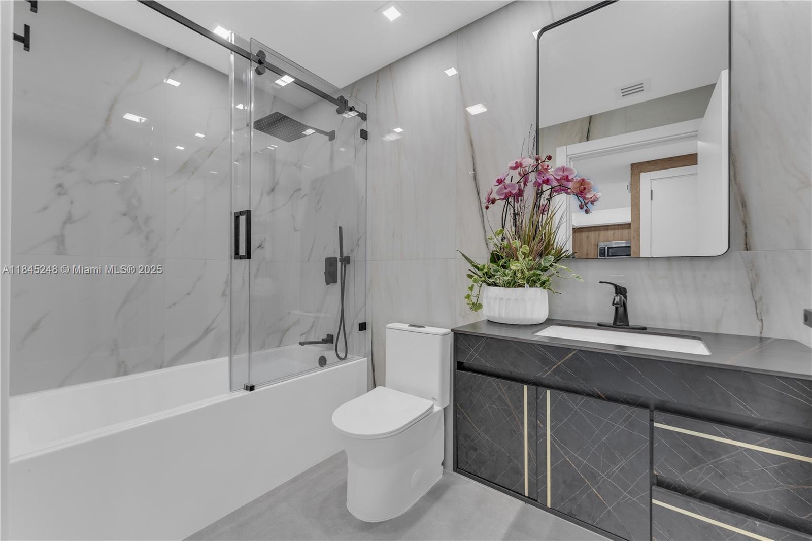 Photo of 140 Dixie Hwy  #735, Hollywood, Florida, 33020 - 2nd bathroom