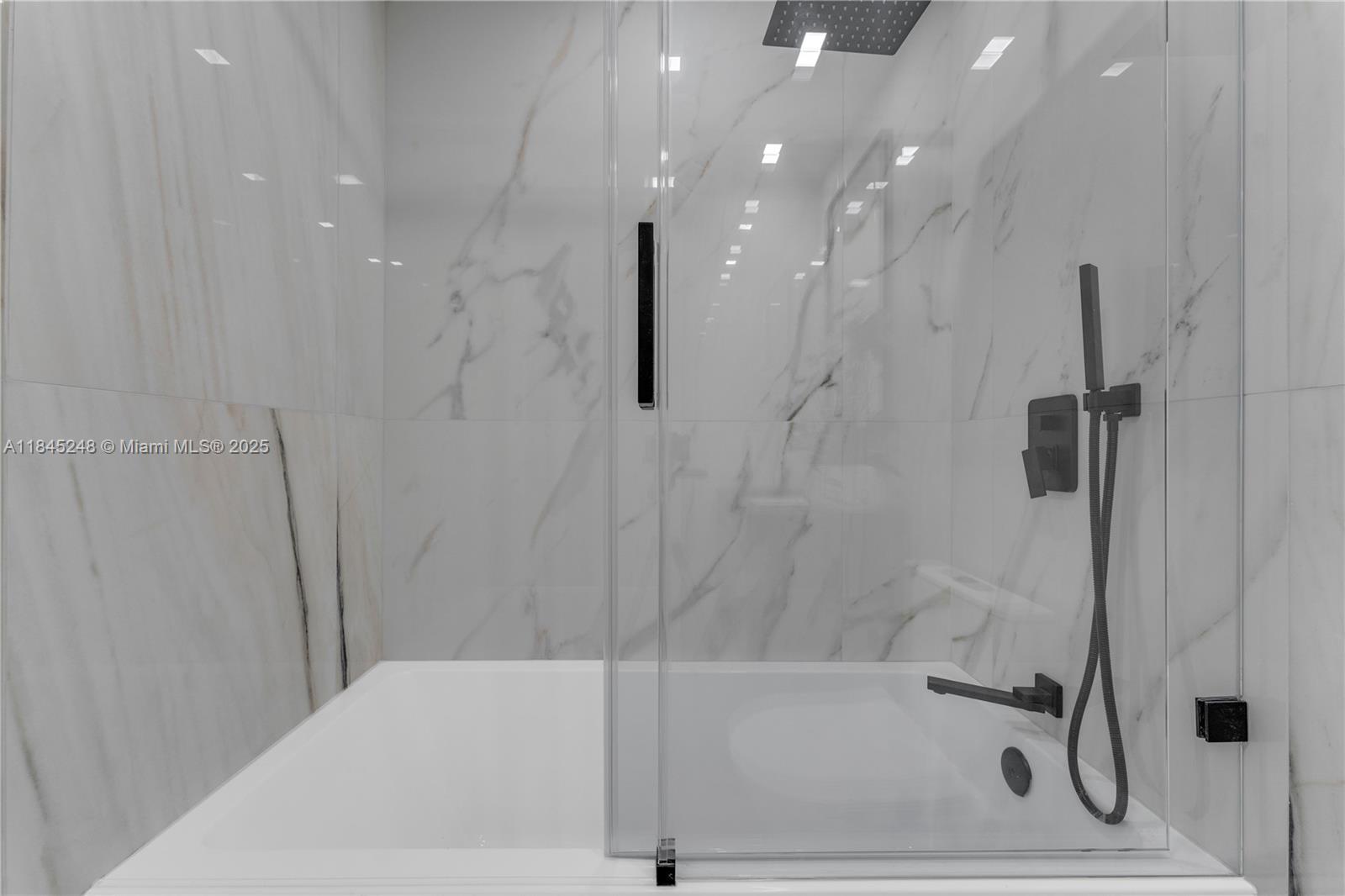 Photo of 140 Dixie Hwy  #735, Hollywood, Florida, 33020 - 2nd bathroom