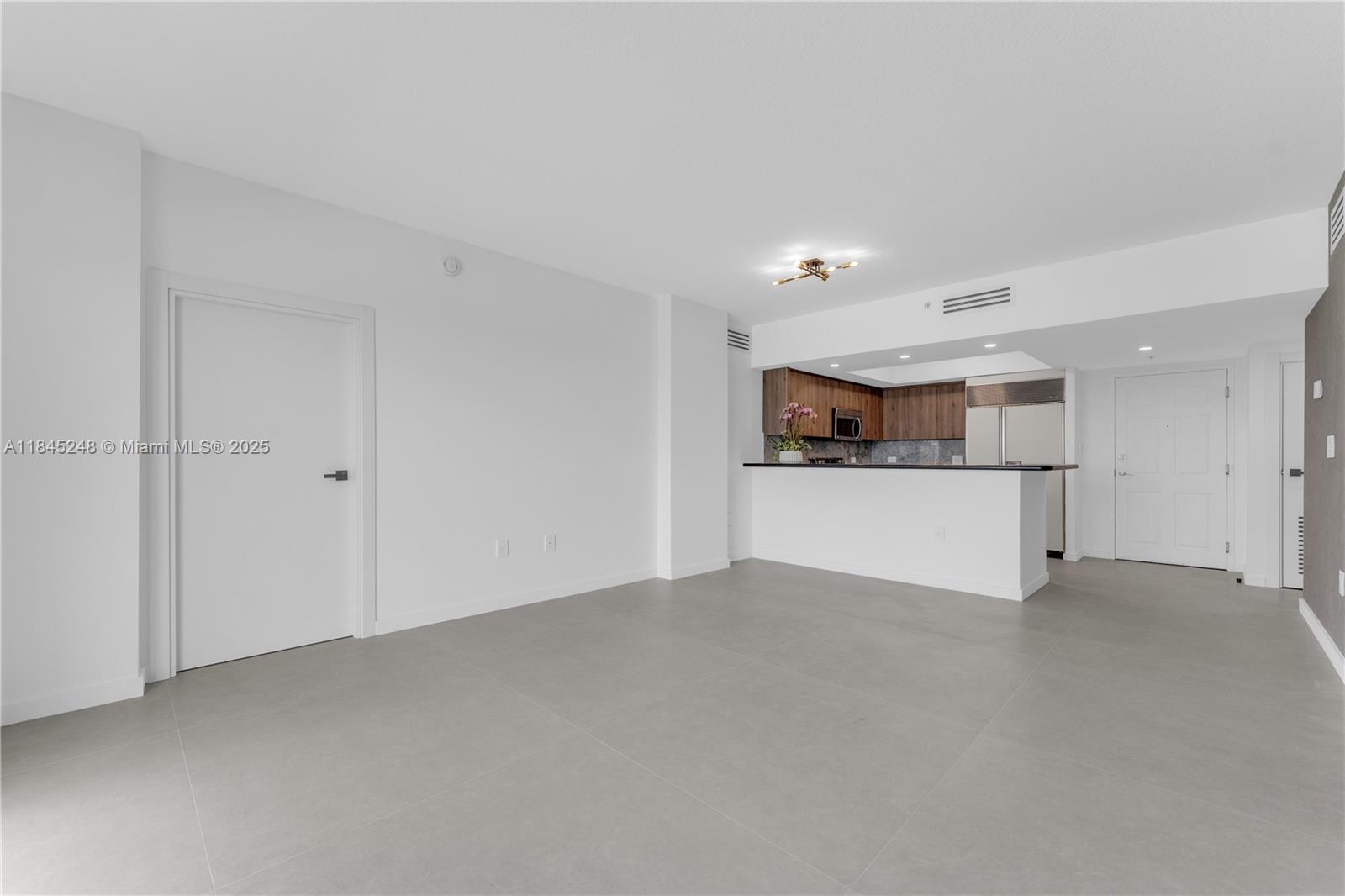 Photo of 140 Dixie Hwy  #735, Hollywood, Florida, 33020 - Living room/dining