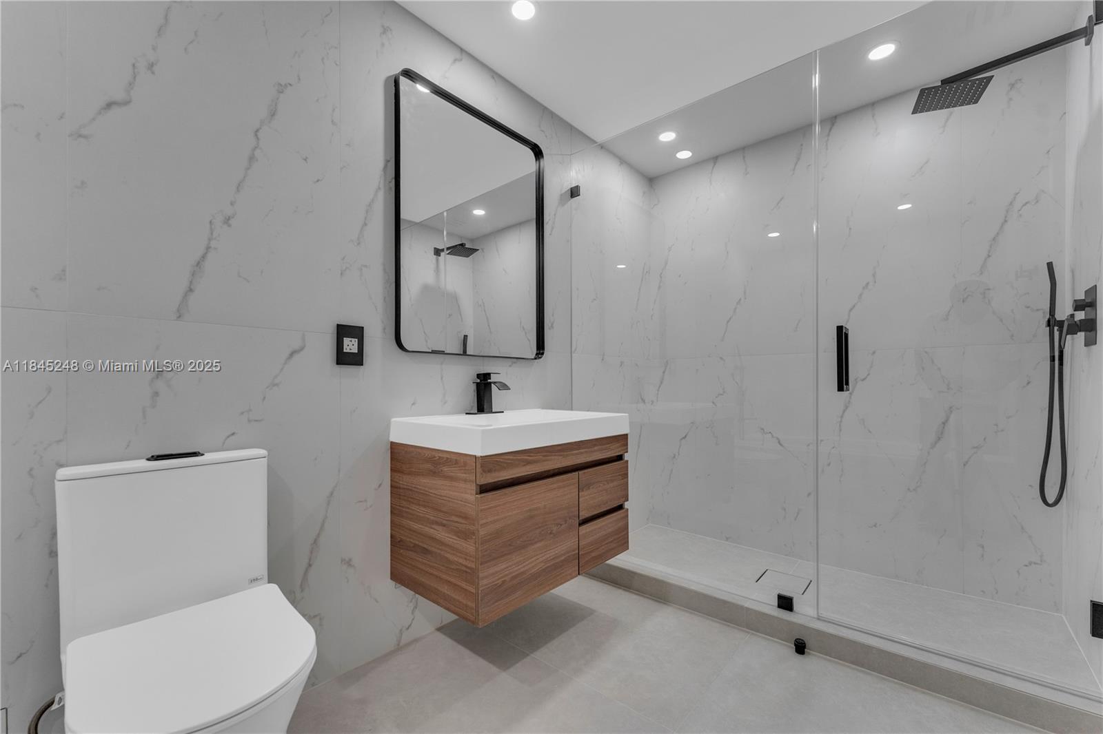 Photo of 140 Dixie Hwy  #735, Hollywood, Florida, 33020 - master bathroom