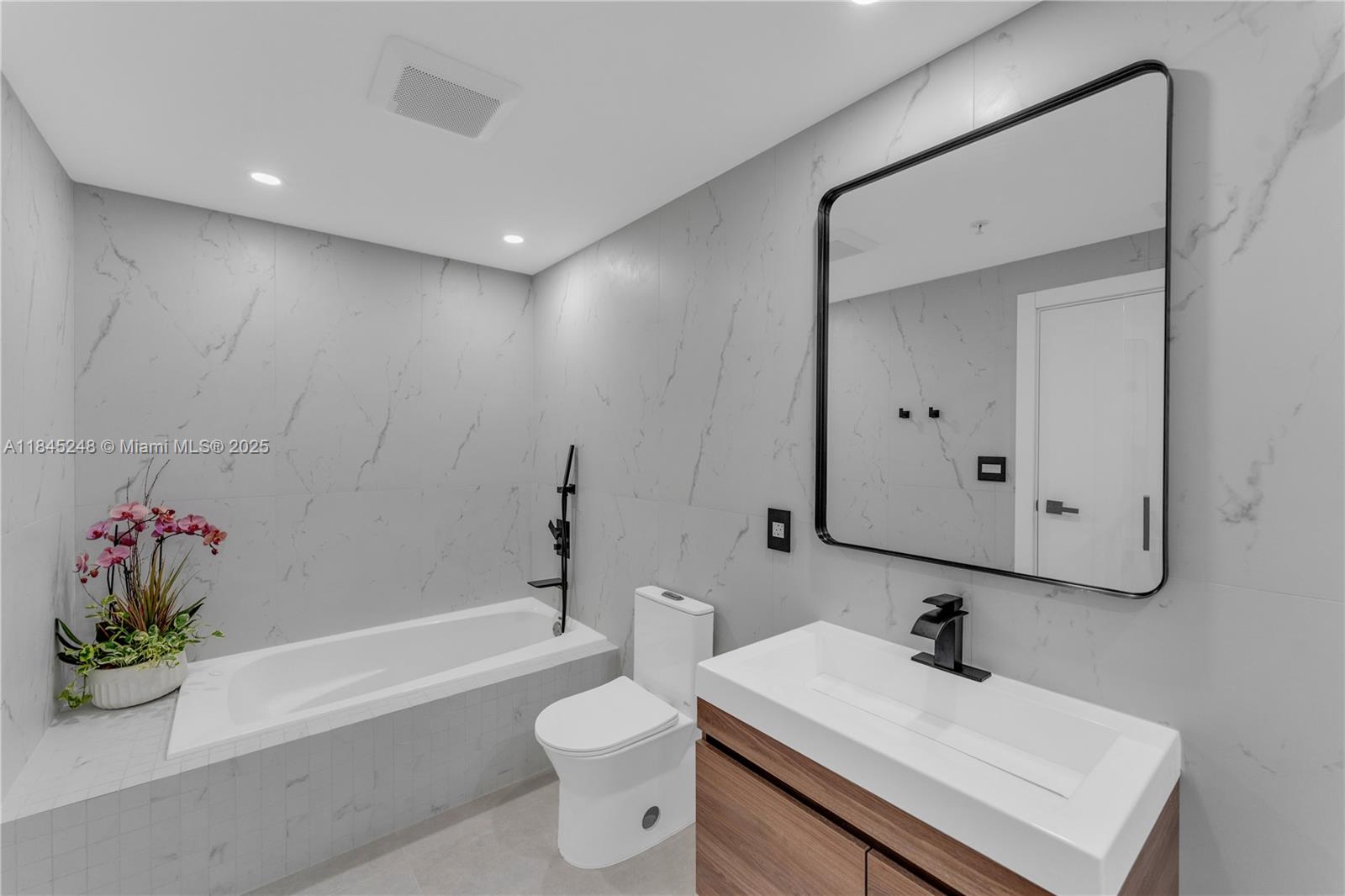Photo of 140 Dixie Hwy  #735, Hollywood, Florida, 33020 - master bathroom