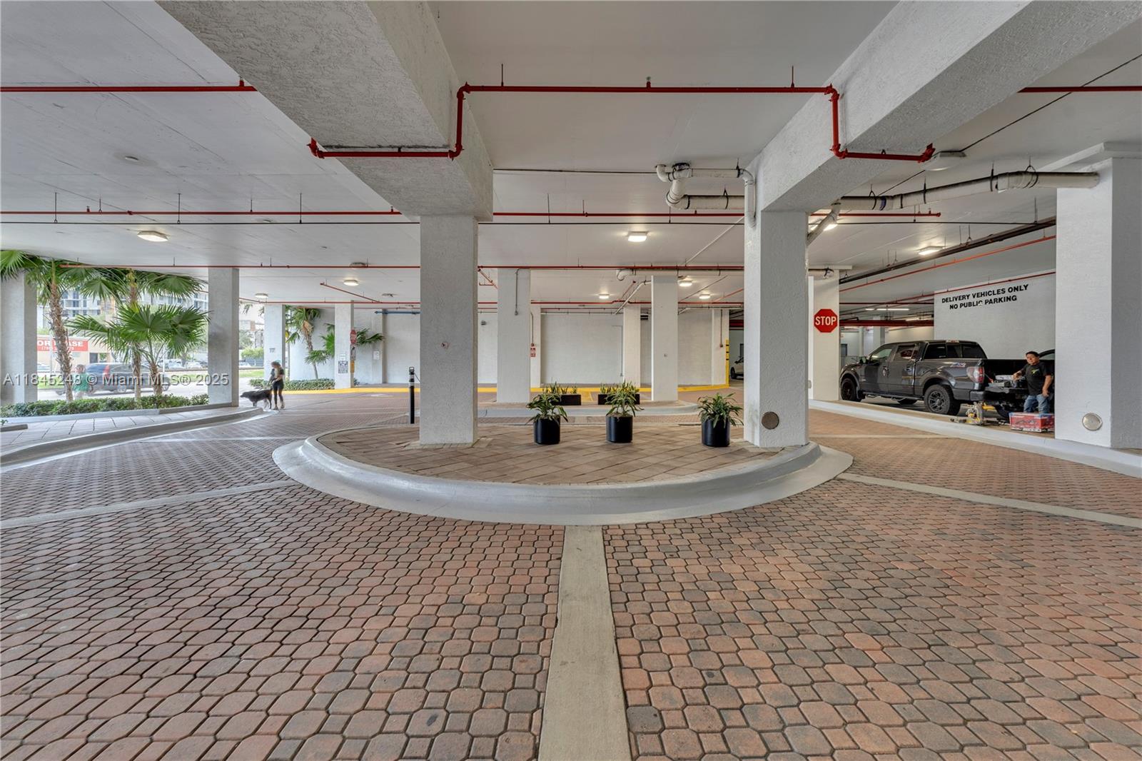 Photo of 140 Dixie Hwy  #735, Hollywood, Florida, 33020 - valet area