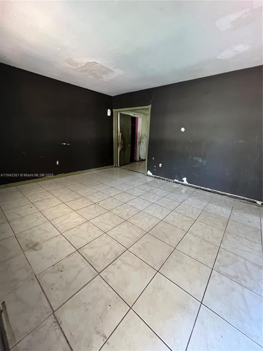 See details 1830 3 / 2 1067 sq. ft. $ 2025-08-12 0 Photo